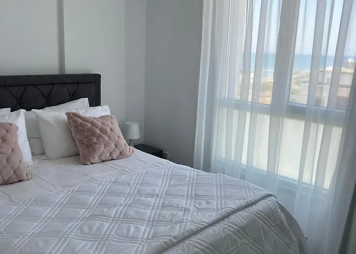 Sea View Apartment *